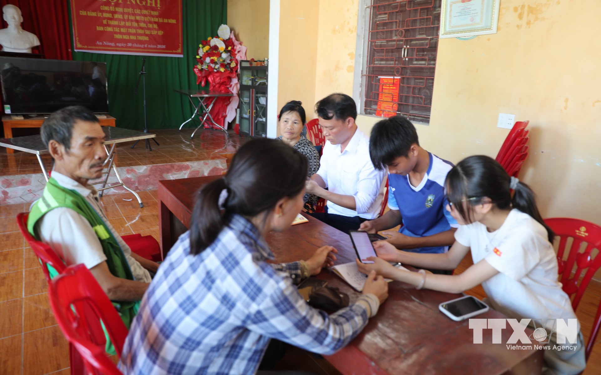 Hướng dẫn đăng ký kích hoạt định danh điện tử mức độ 2 cho người dân xã An Nông (Thanh Hóa). (Ảnh: Khiếu Tư/TTXVN)